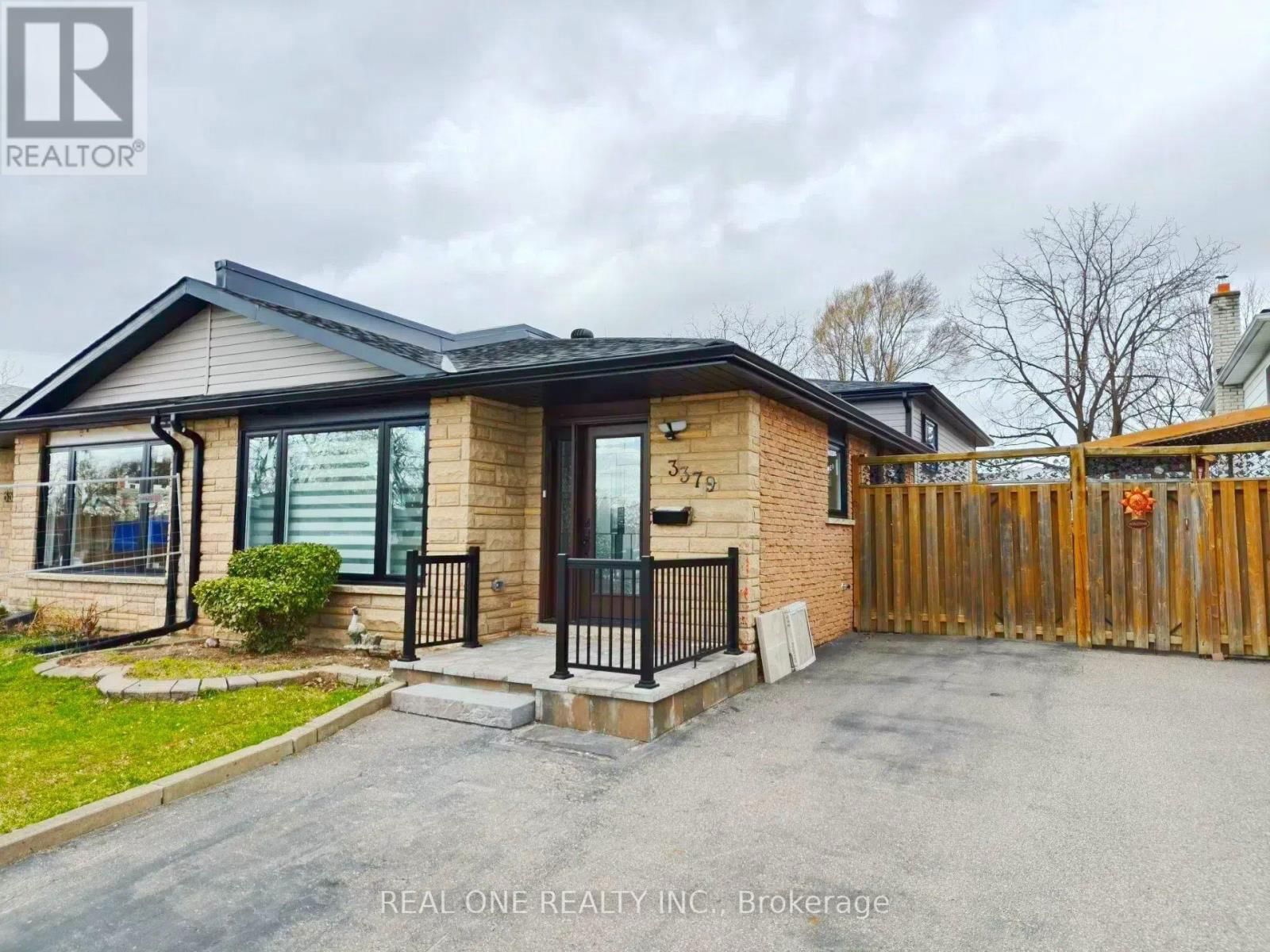 3379 OAKGLADE CRESCENT Image 1