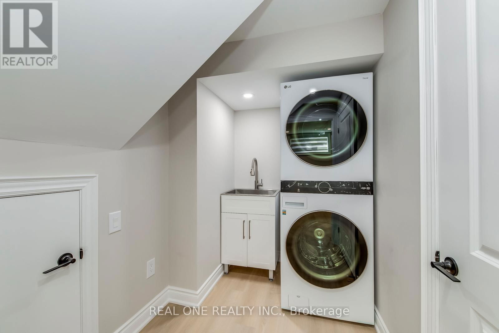 3379 OAKGLADE CRESCENT Image 25