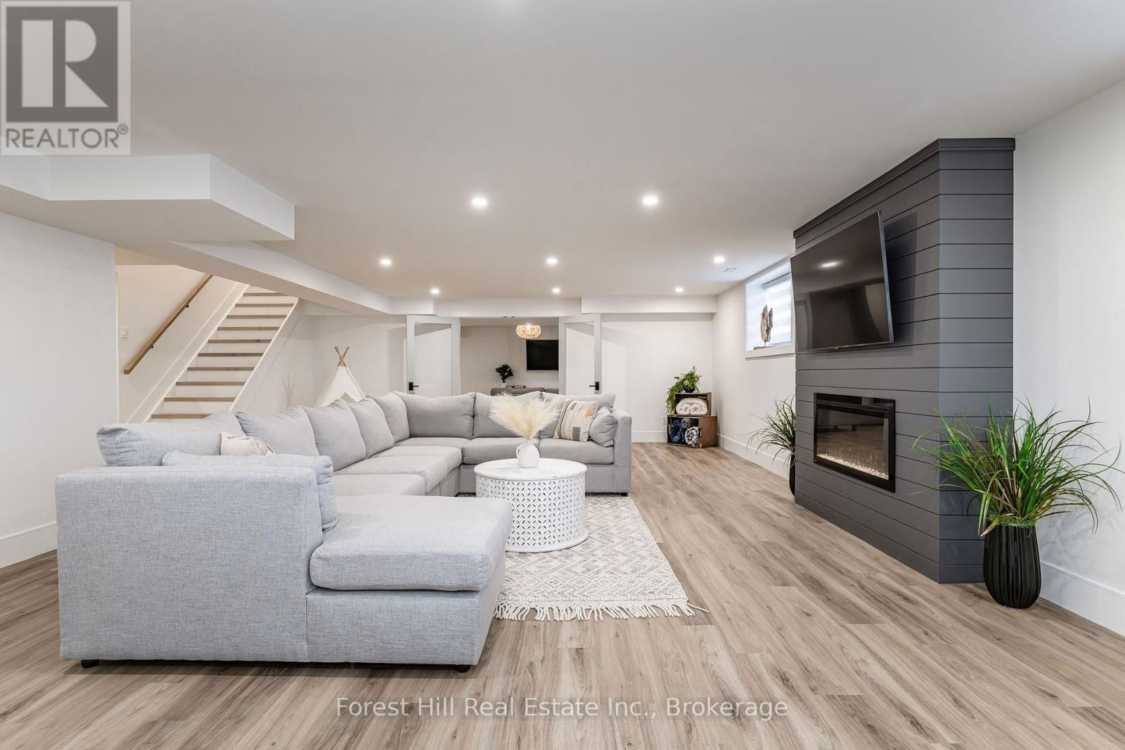 2560 2 SIDE ROAD Image 27