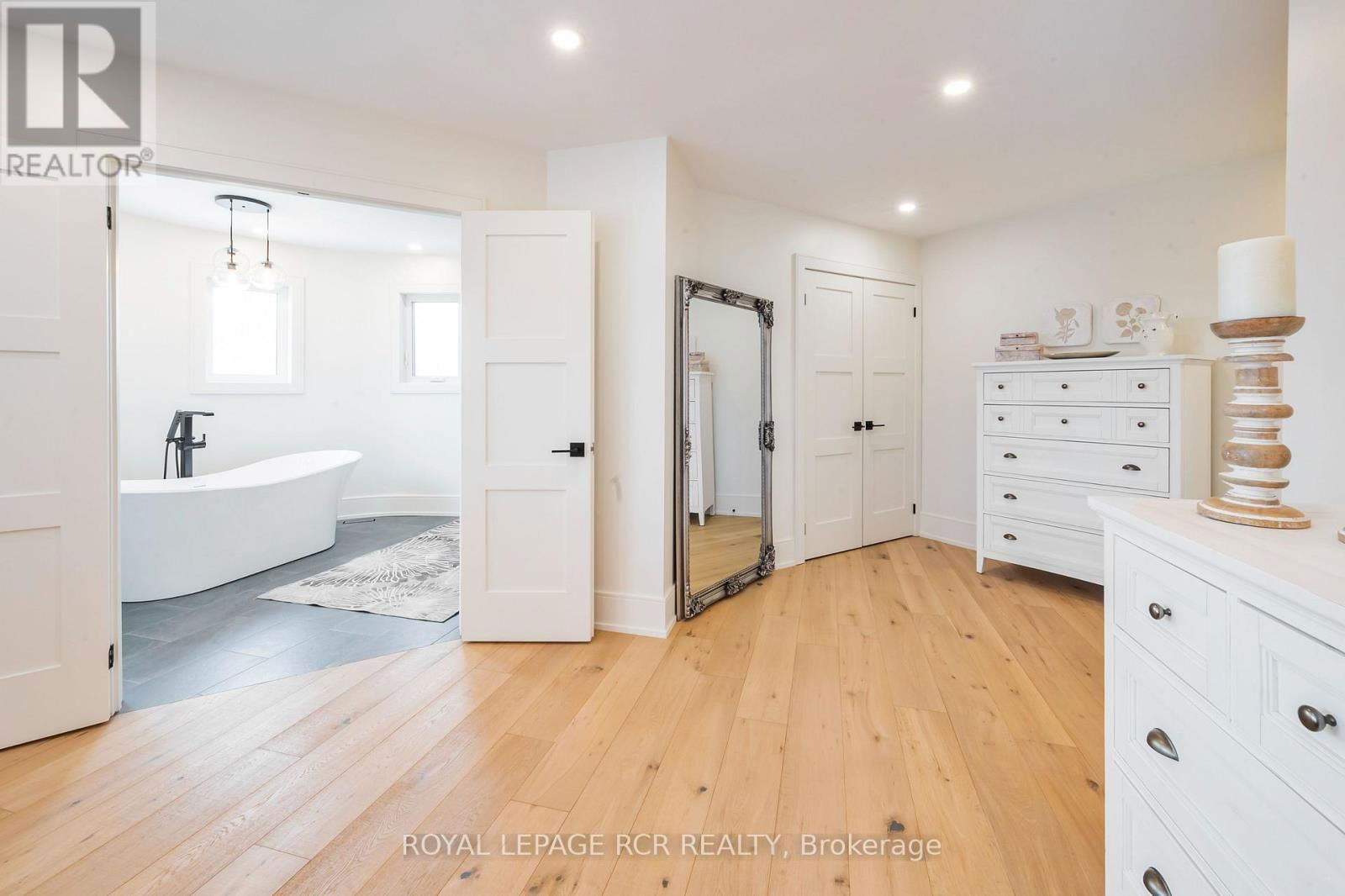 37 HUTTON CRESCENT Image 22