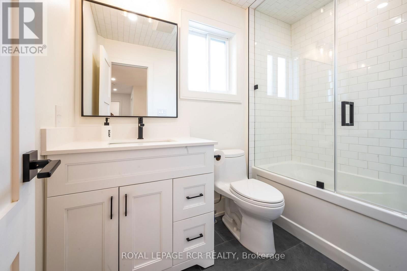 37 HUTTON CRESCENT Image 32