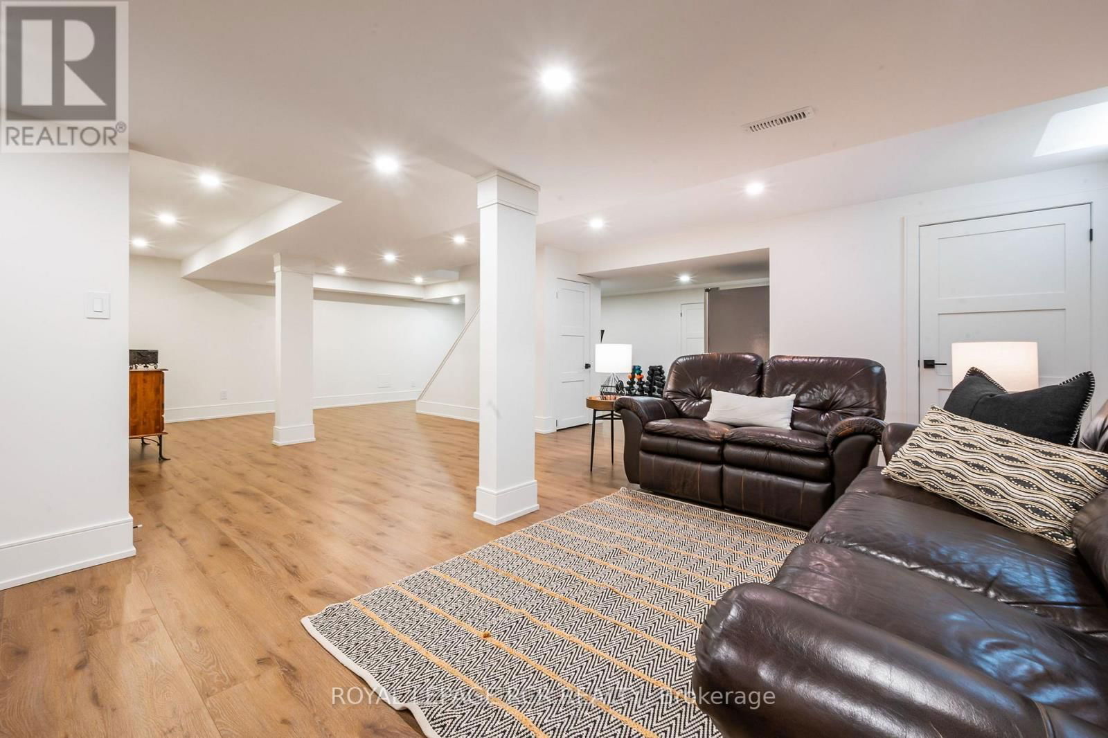 37 HUTTON CRESCENT Image 33