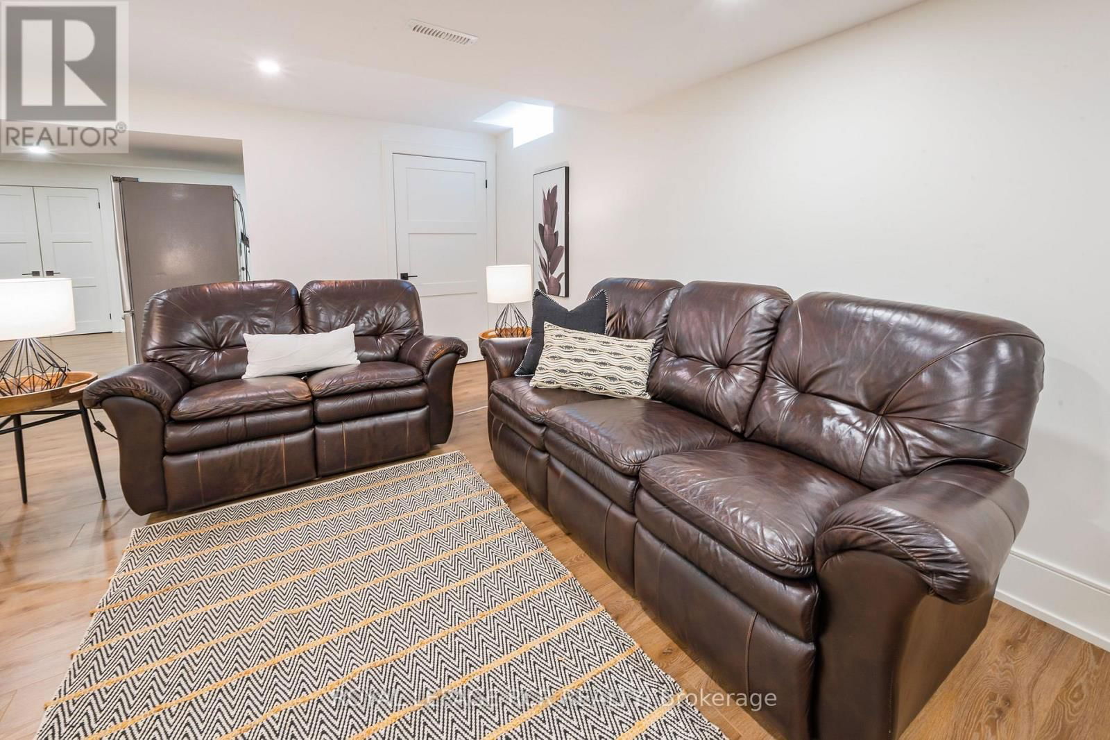 37 HUTTON CRESCENT Image 34