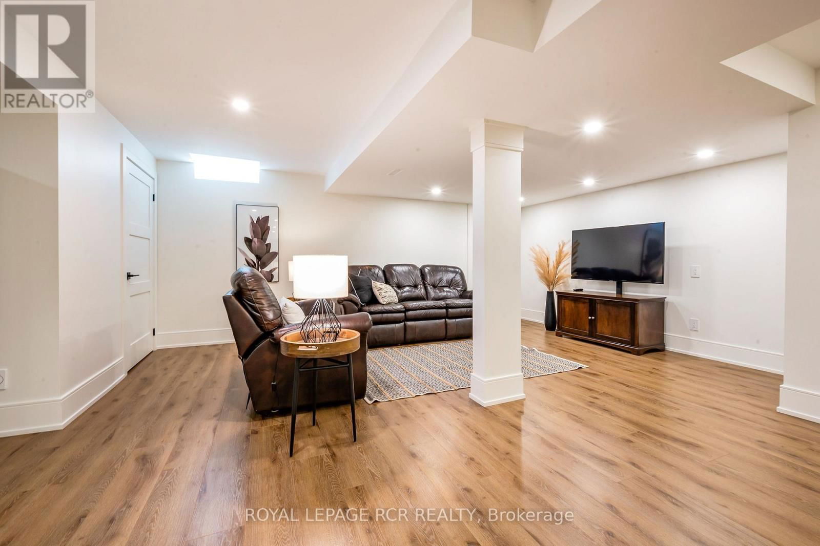 37 HUTTON CRESCENT Image 35
