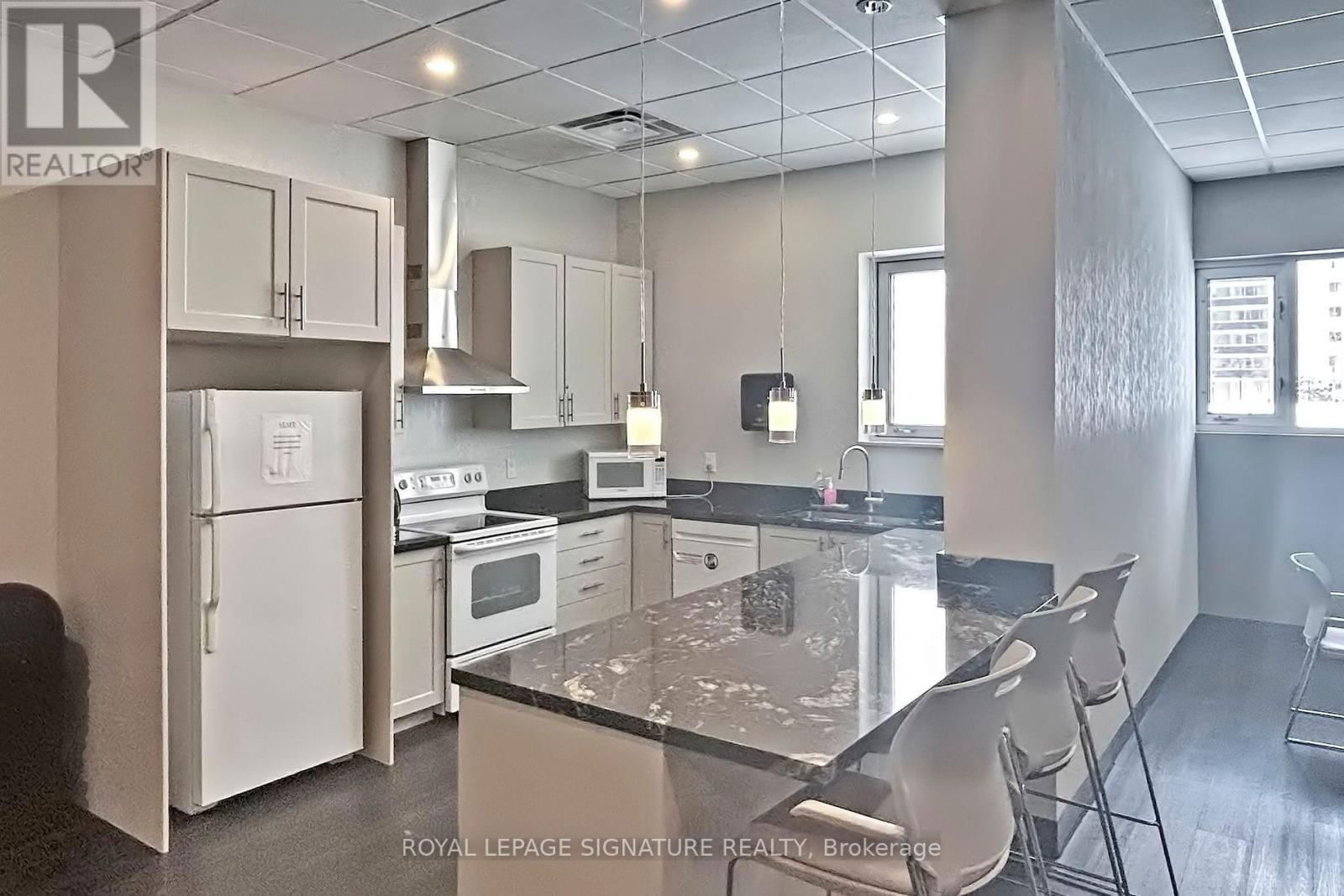 907 - 812 BURNHAMTHORPE ROAD Image 31