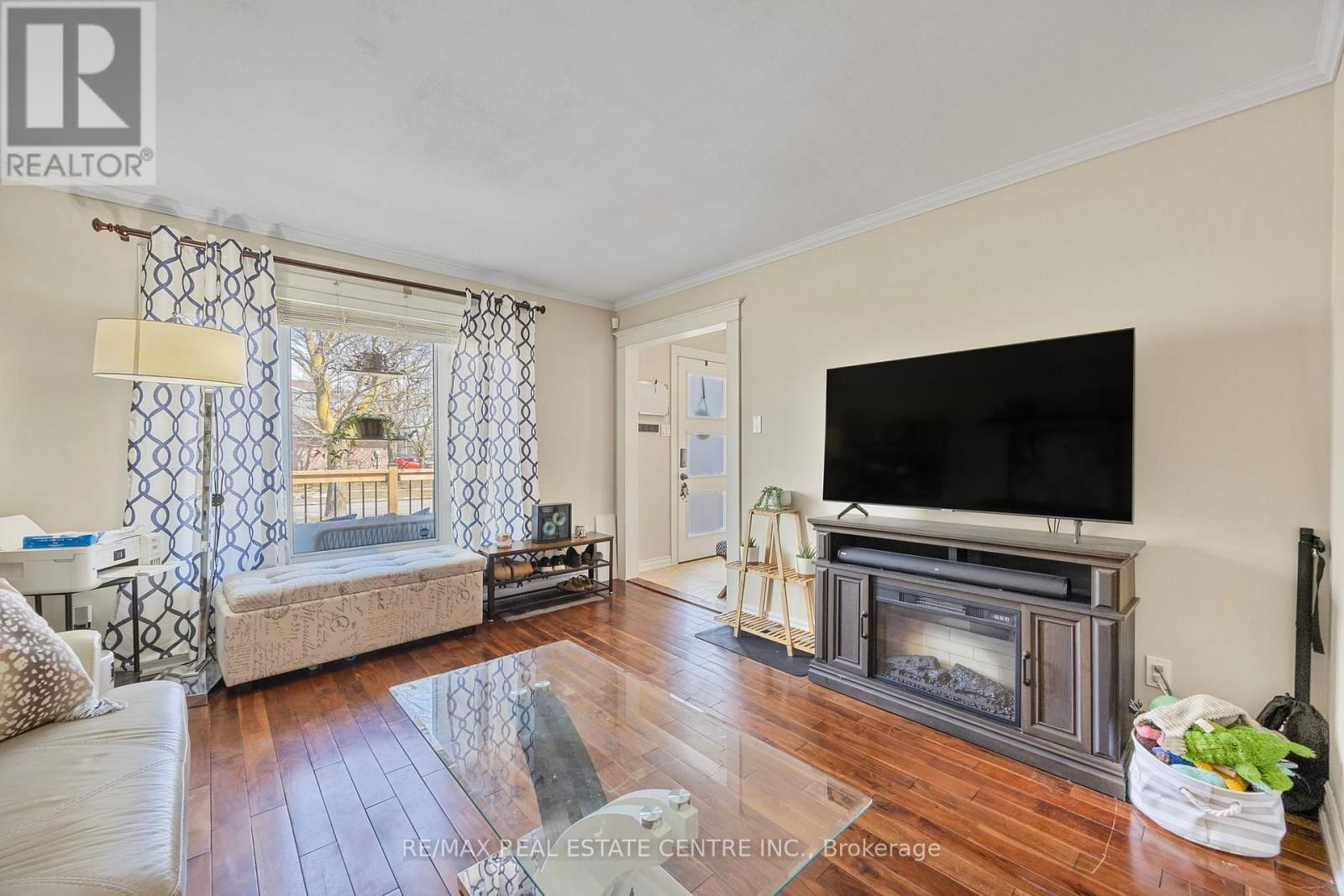 75 MANOR CRESCENT Image 10