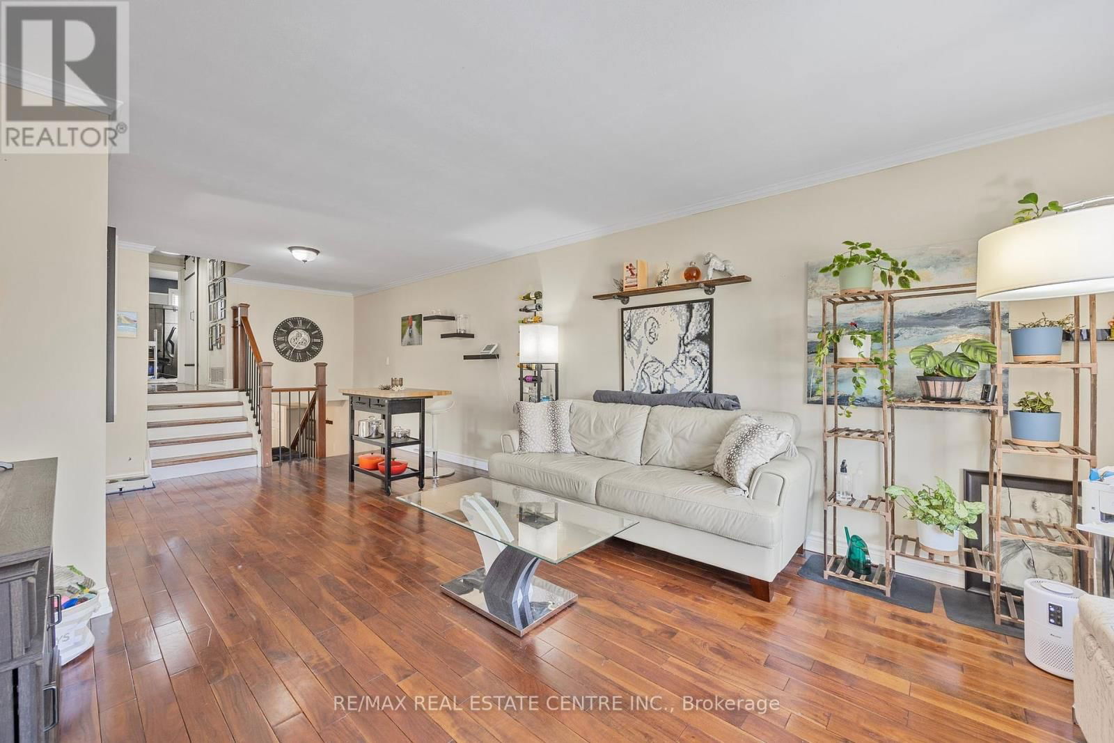 75 MANOR CRESCENT Image 12