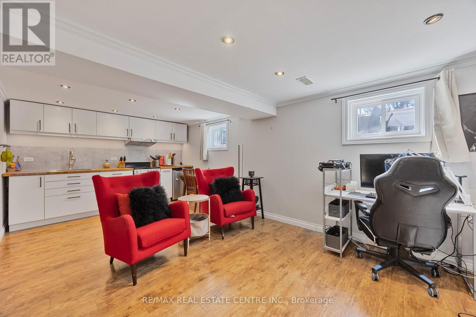 75 MANOR CRESCENT Image 18