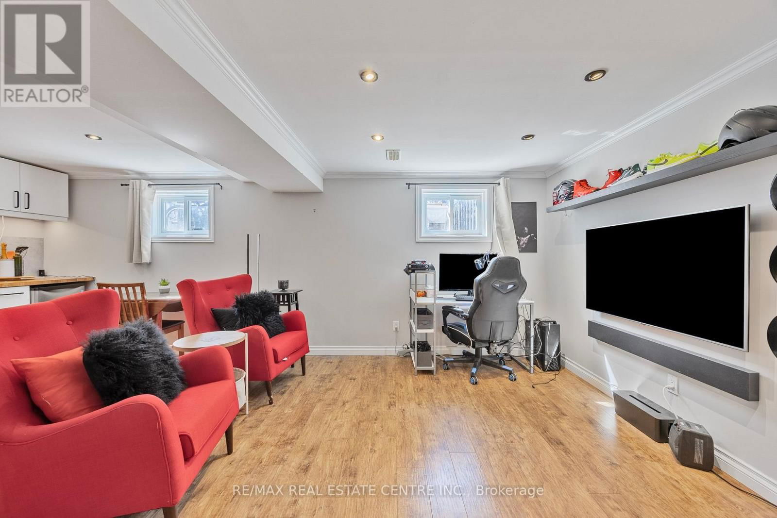 75 MANOR CRESCENT Image 21
