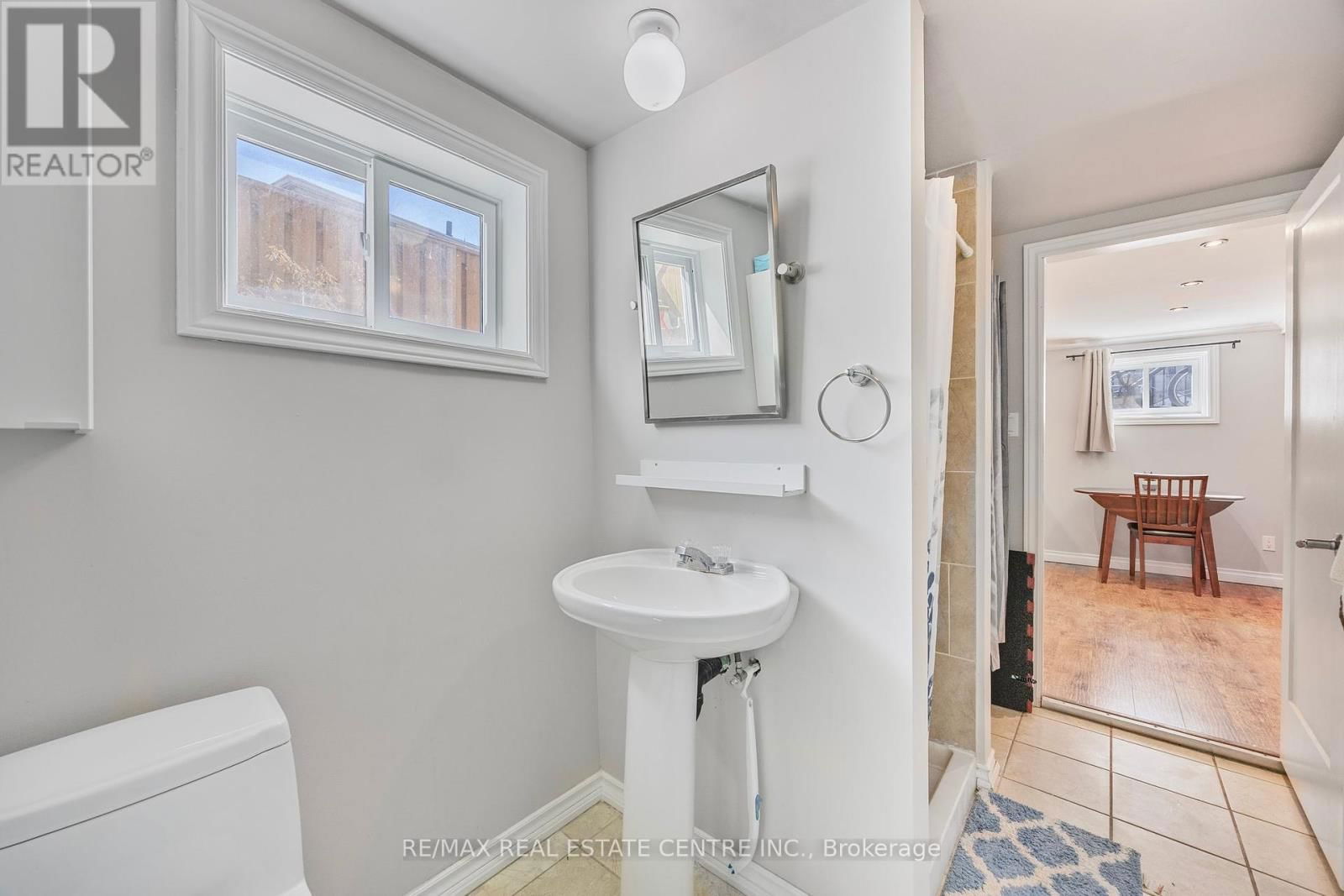 75 MANOR CRESCENT Image 22