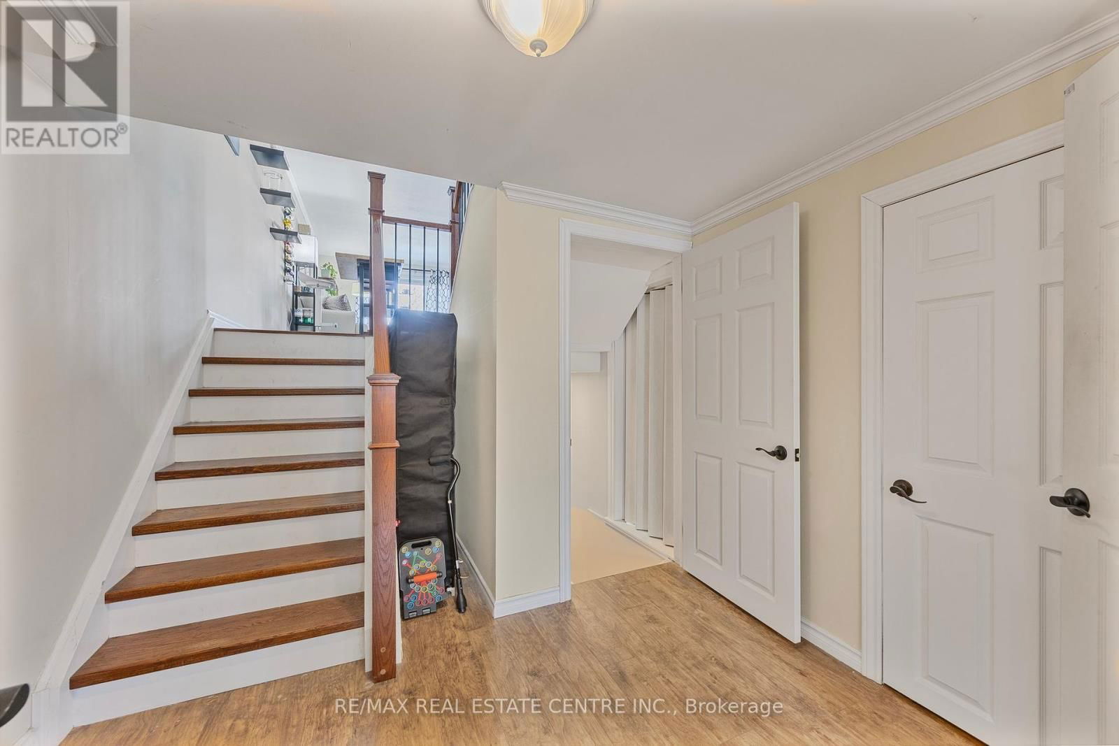 75 MANOR CRESCENT Image 23
