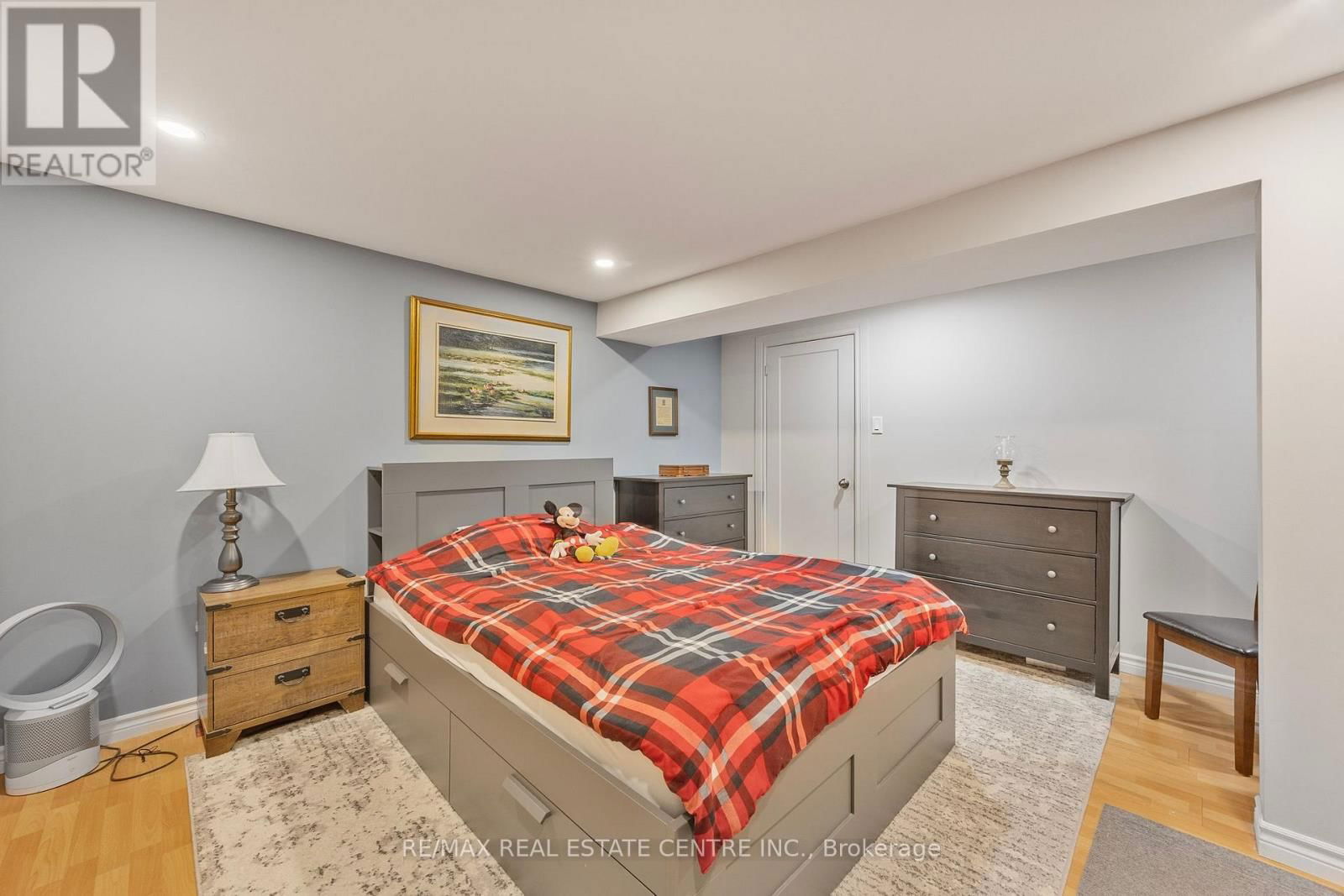 75 MANOR CRESCENT Image 24