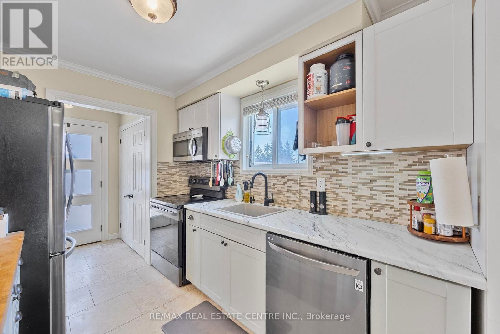 75 MANOR CRESCENT Image 6