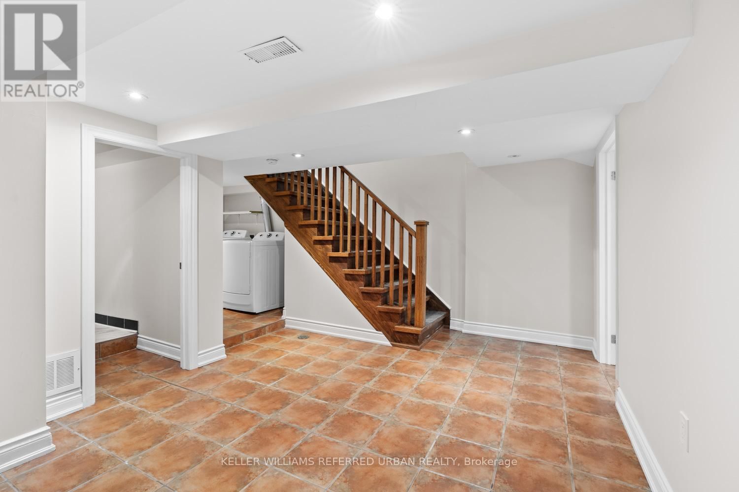 32 CASTLETON AVENUE Image 10