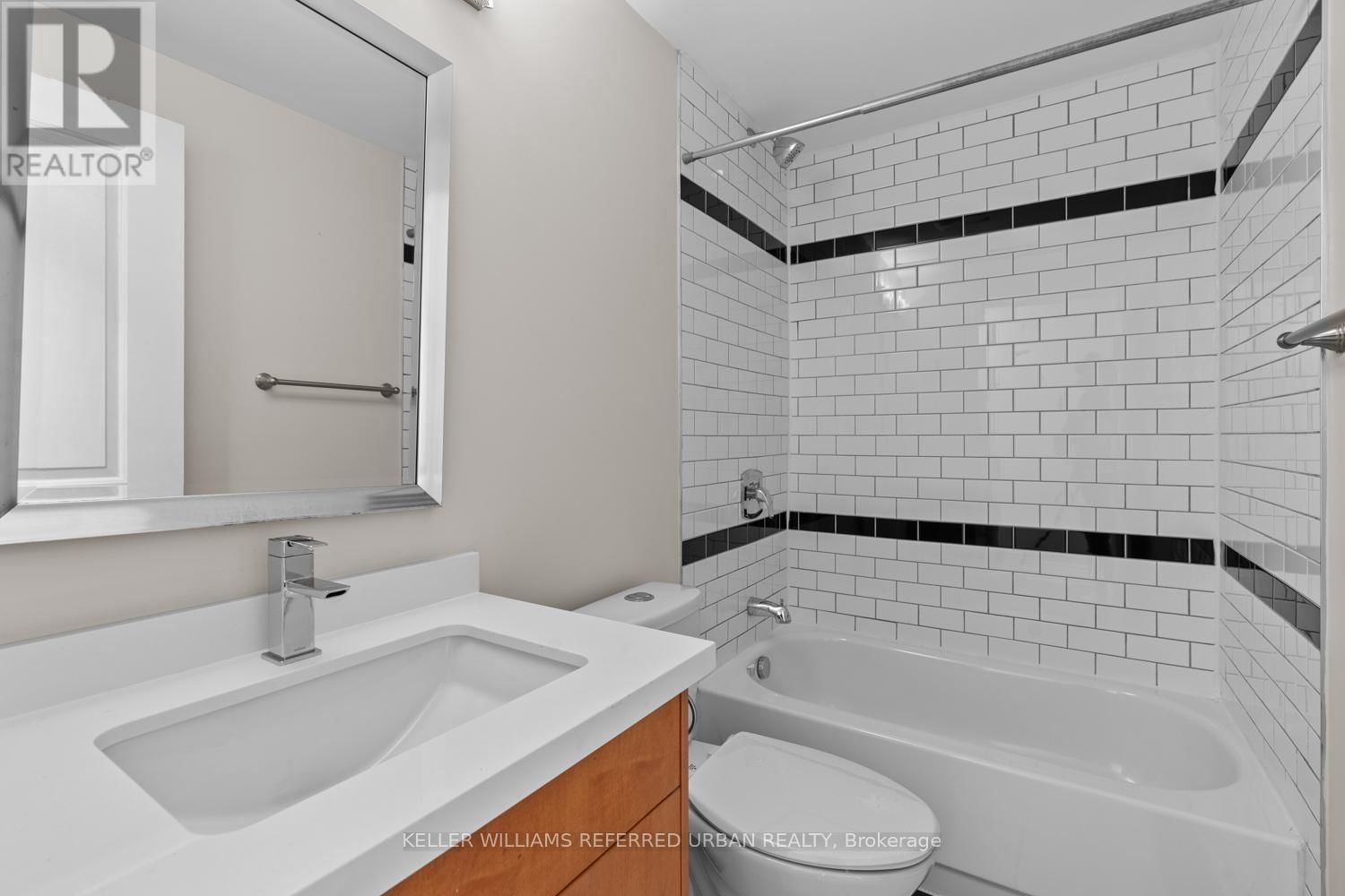 32 CASTLETON AVENUE Image 12
