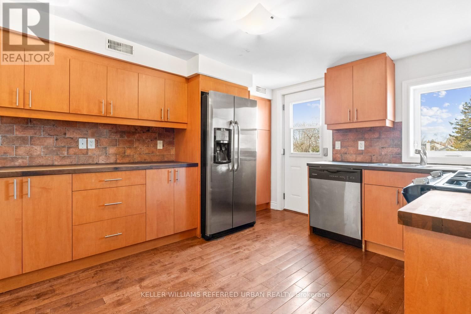 32 CASTLETON AVENUE Image 17