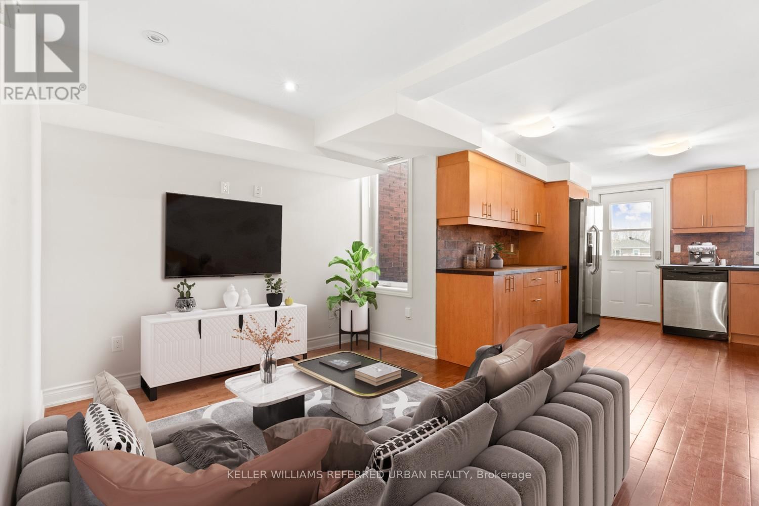 32 CASTLETON AVENUE Image 2
