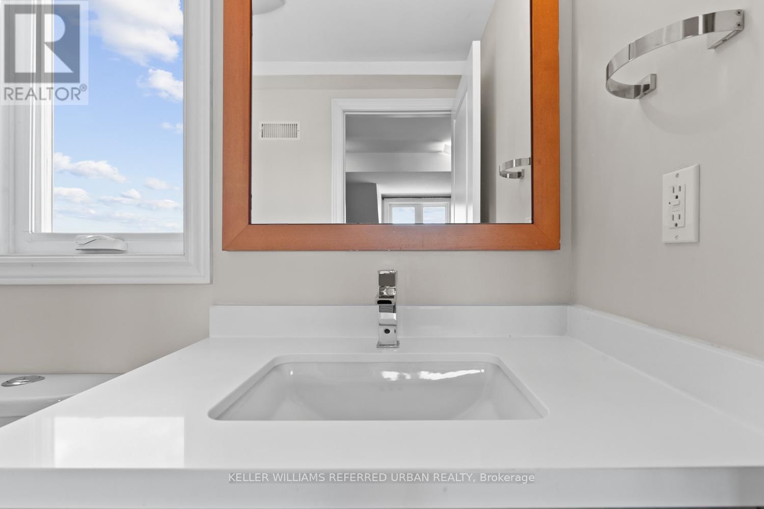 32 CASTLETON AVENUE Image 26