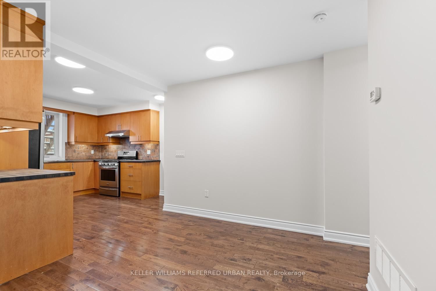 32 CASTLETON AVENUE Image 35