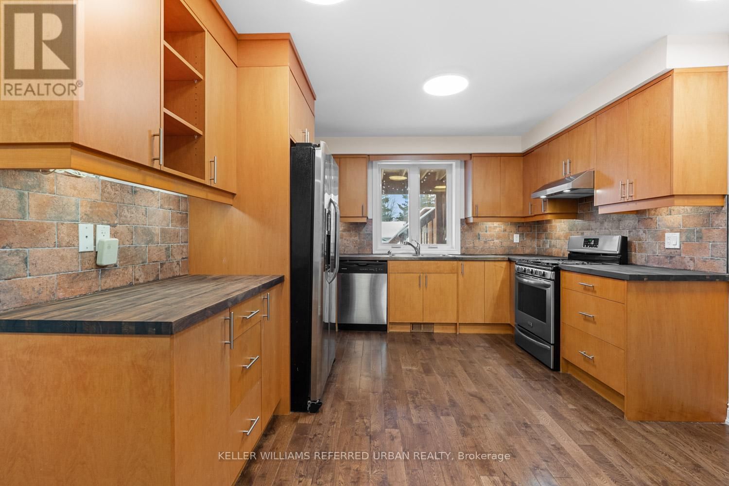 32 CASTLETON AVENUE Image 36