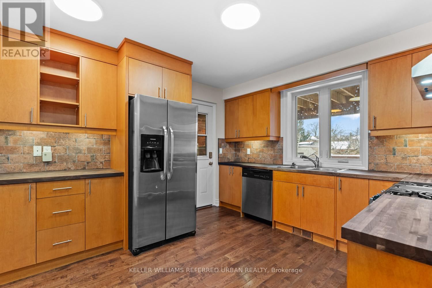 32 CASTLETON AVENUE Image 38