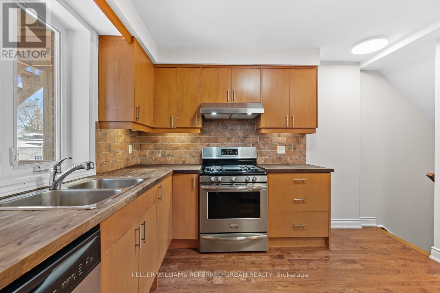 32 CASTLETON AVENUE Image 39
