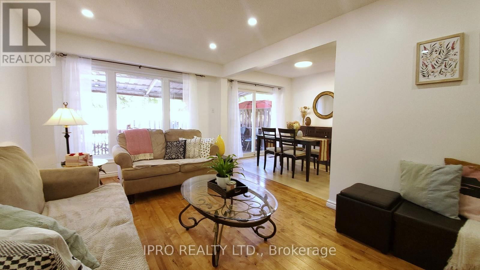 6 - 6 CARISBROOKE COURT Image 2