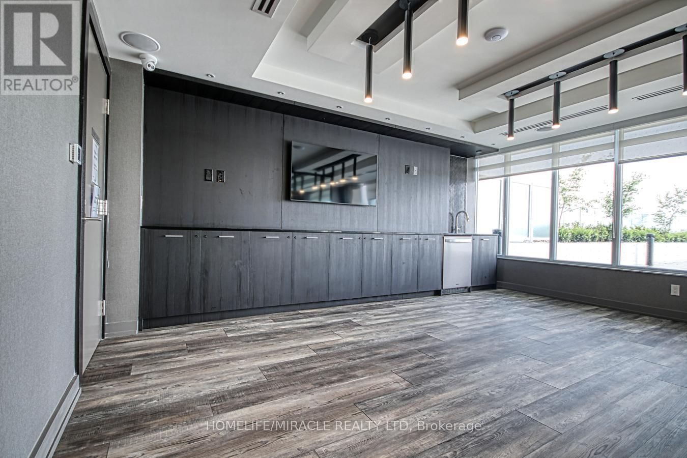 402 - 10 WILBY CRESCENT Image 24
