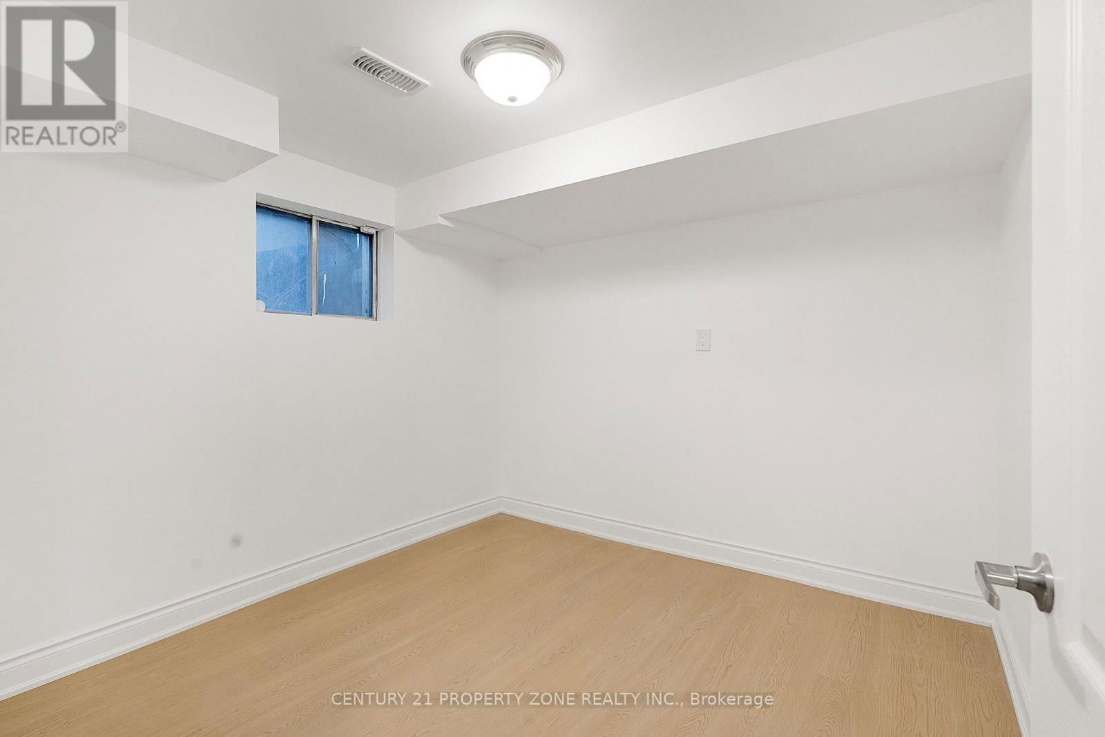 96 CENTRE STREET NORTH Image 17