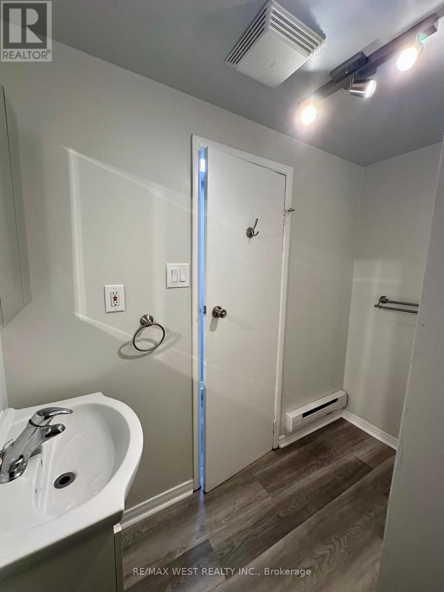 Bsmt - 13 SORAUREN AVE AVENUE Image 17