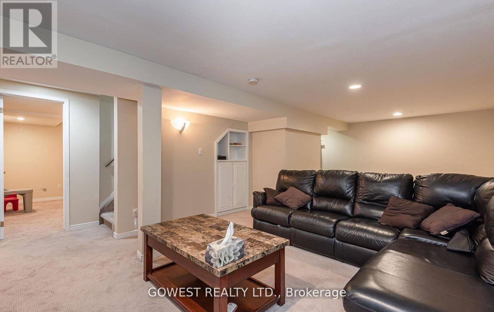 52 DAVIS CRESCENT Image 32