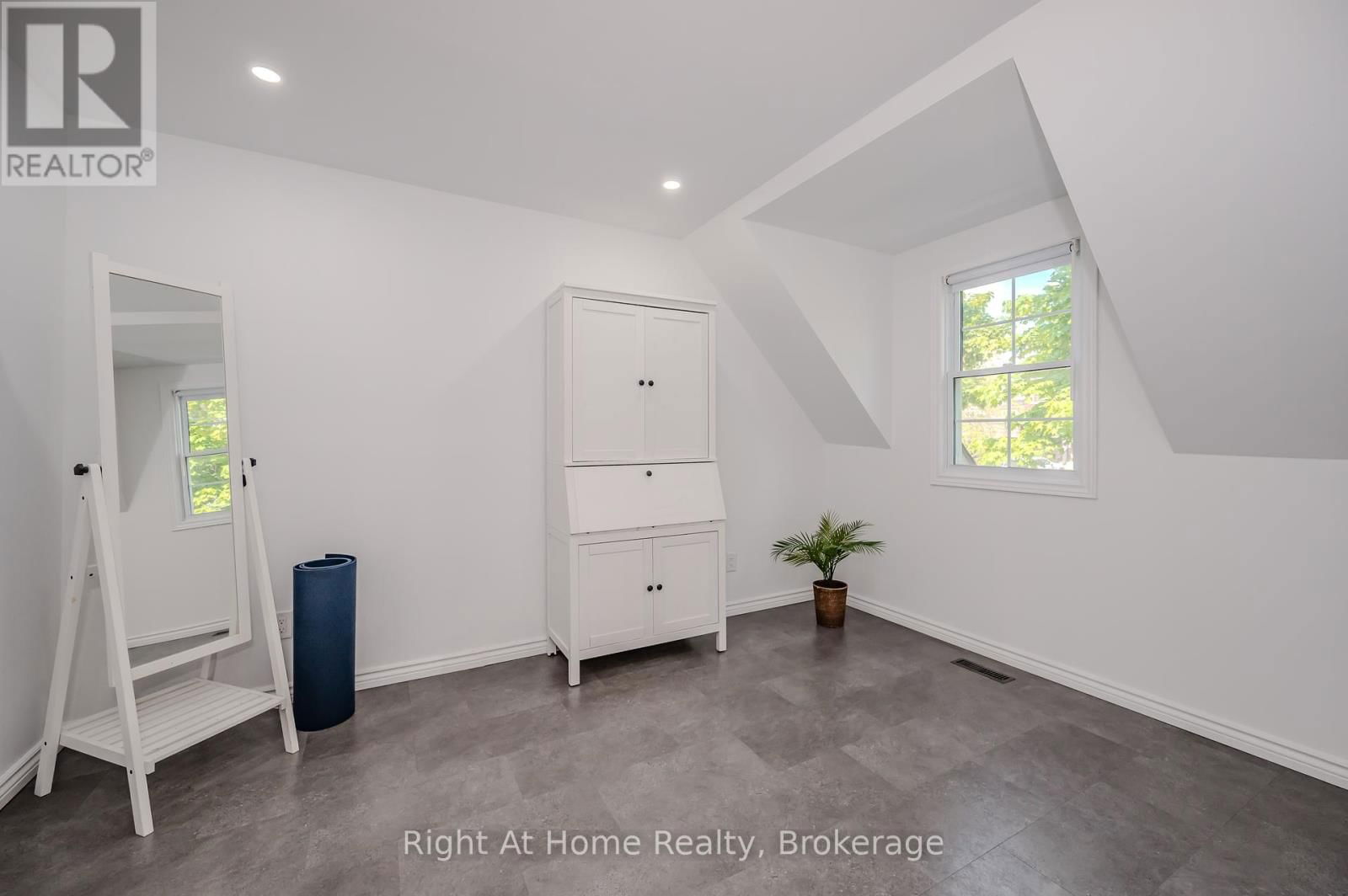 76 BROCK STREET WEST Image 19