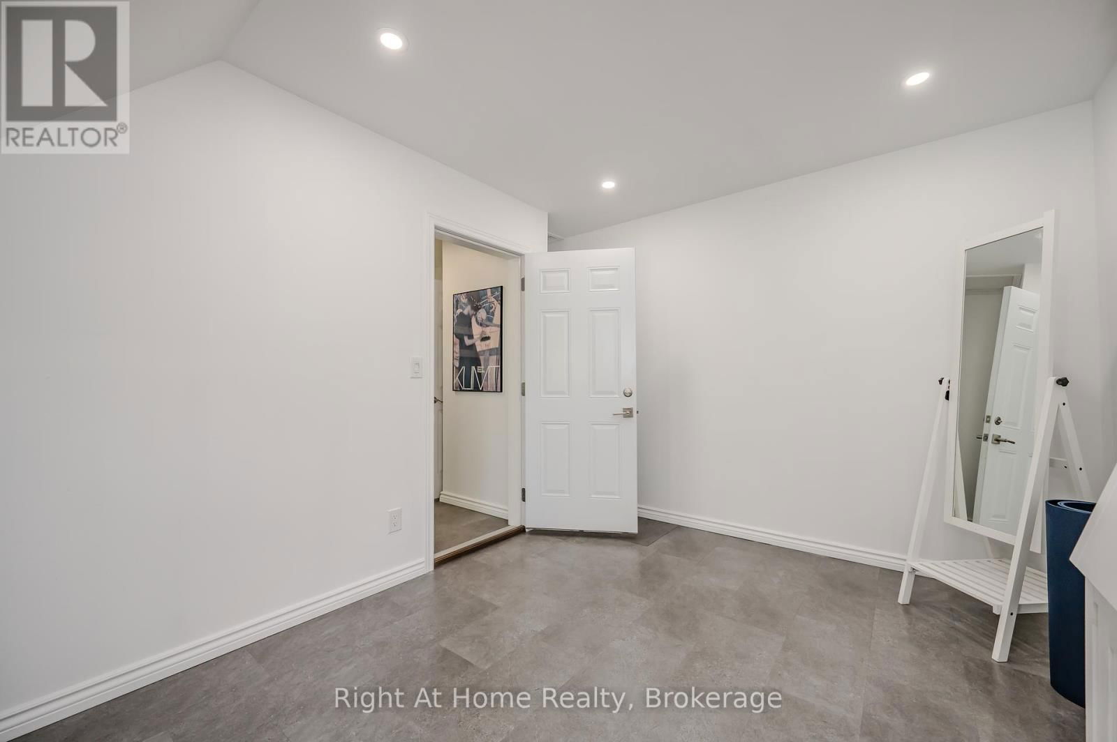 76 BROCK STREET WEST Image 20