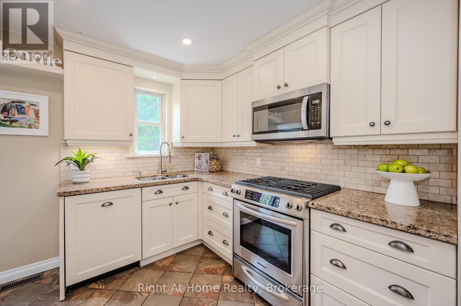 76 BROCK STREET WEST Image 9