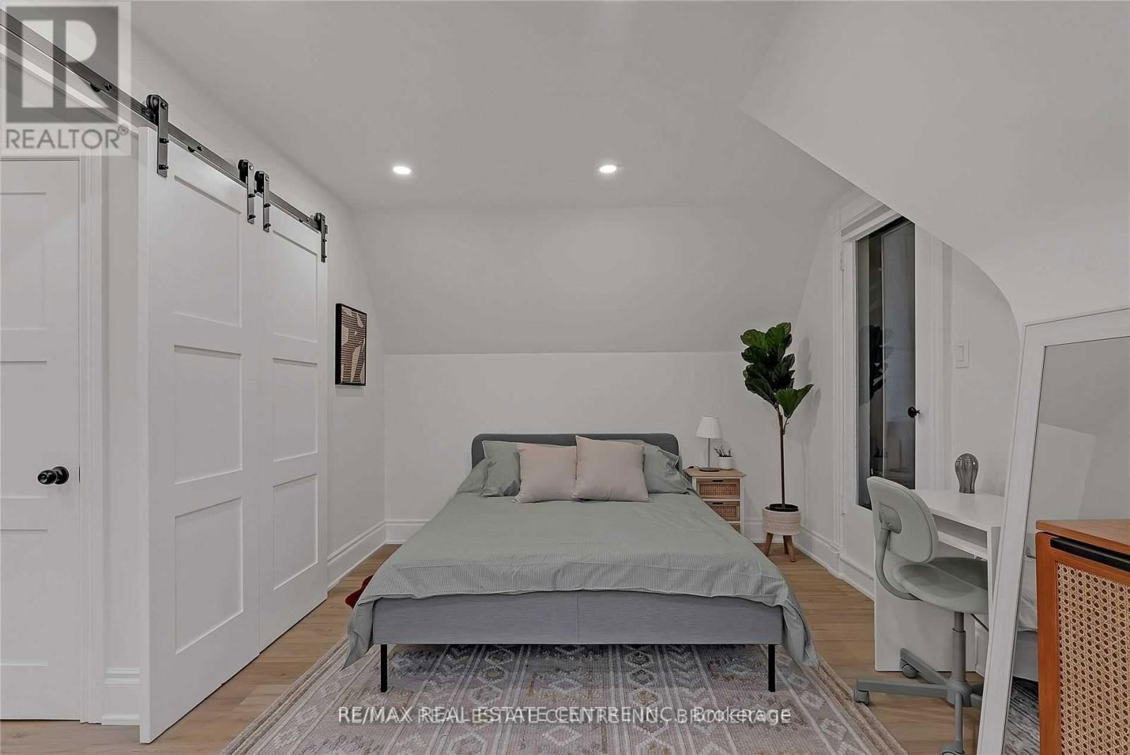 Loft - 76 SPRINGHURST AVENUE Image 14