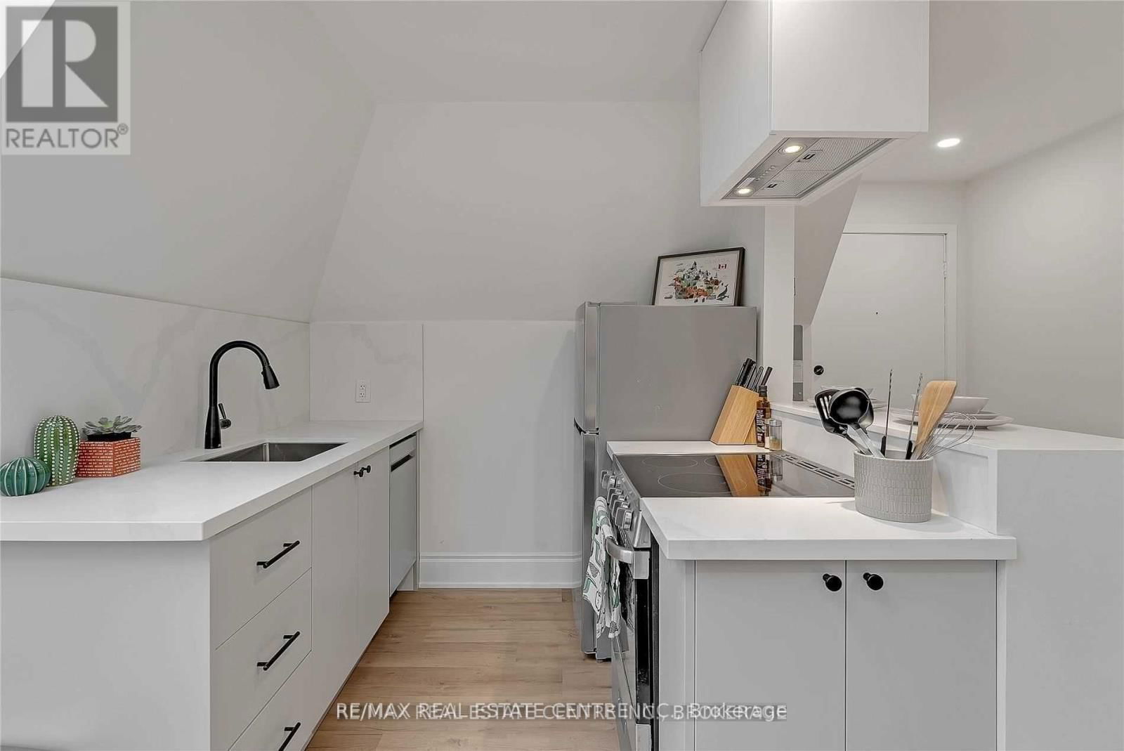 Loft - 76 SPRINGHURST AVENUE Image 5