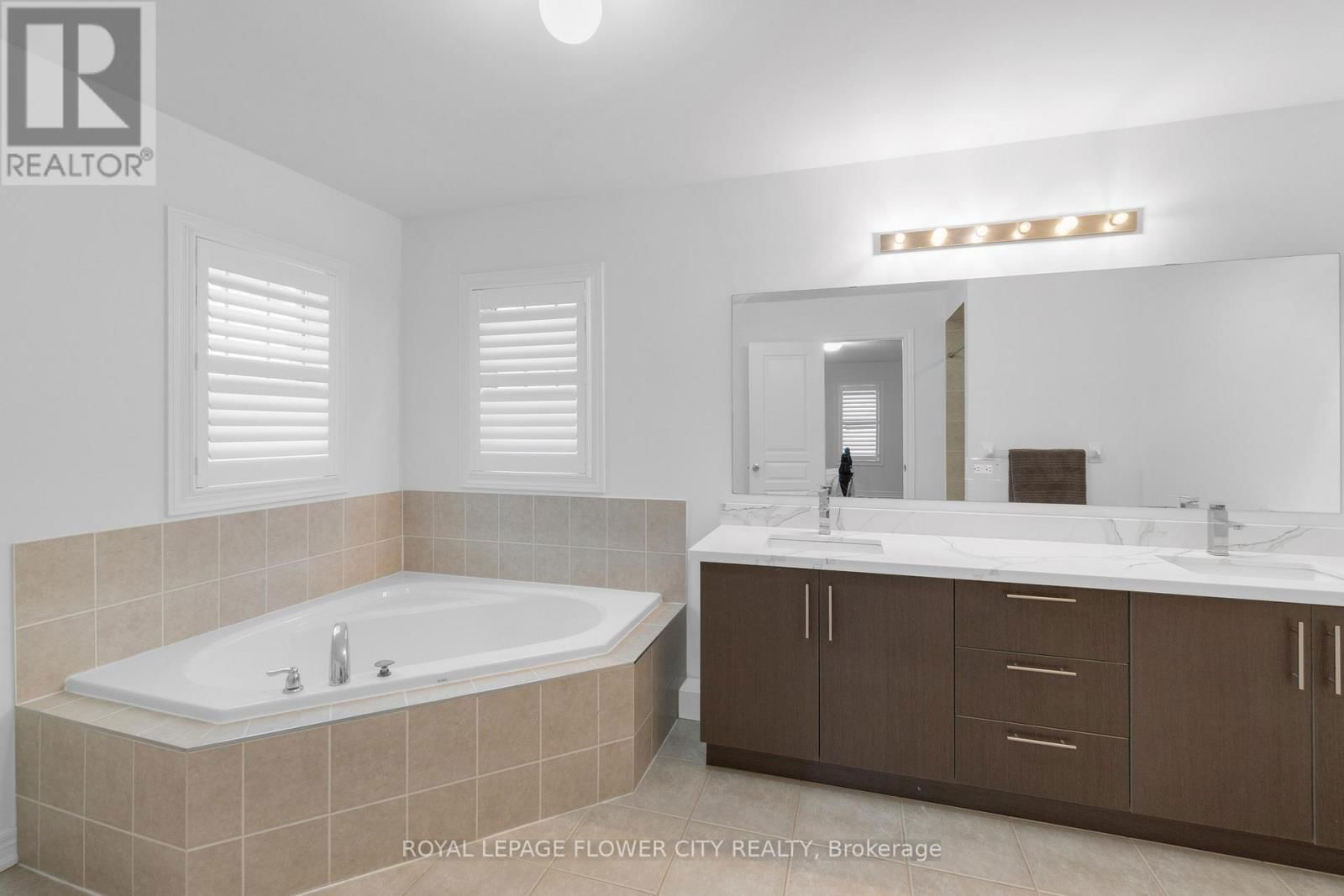 28 DRUMMONDVILLE DRIVE Image 27