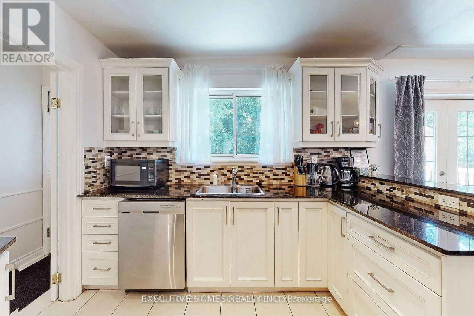 2221 GHENT AVENUE Image 12
