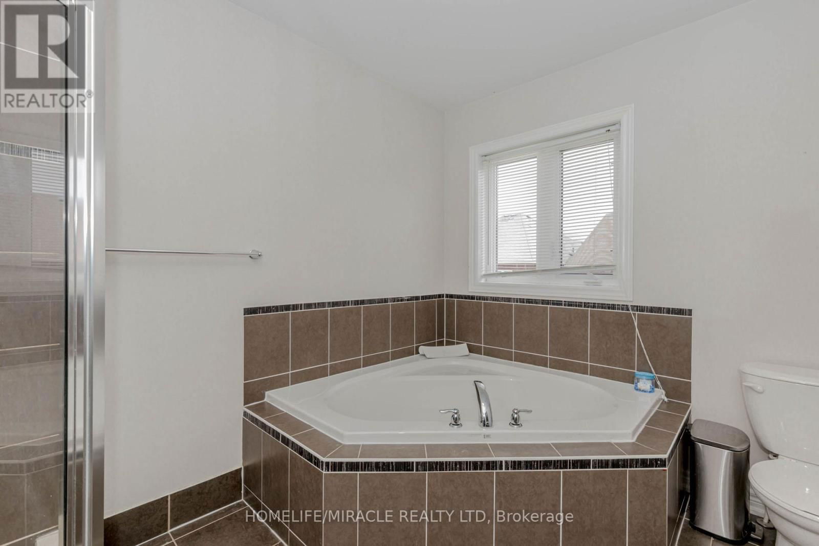 488 LANDSBOROUGH AVENUE Image 26