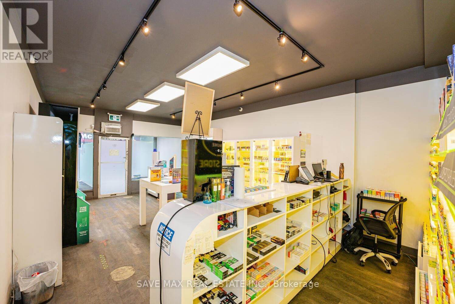 886 BLOOR STREET WEST Image 10