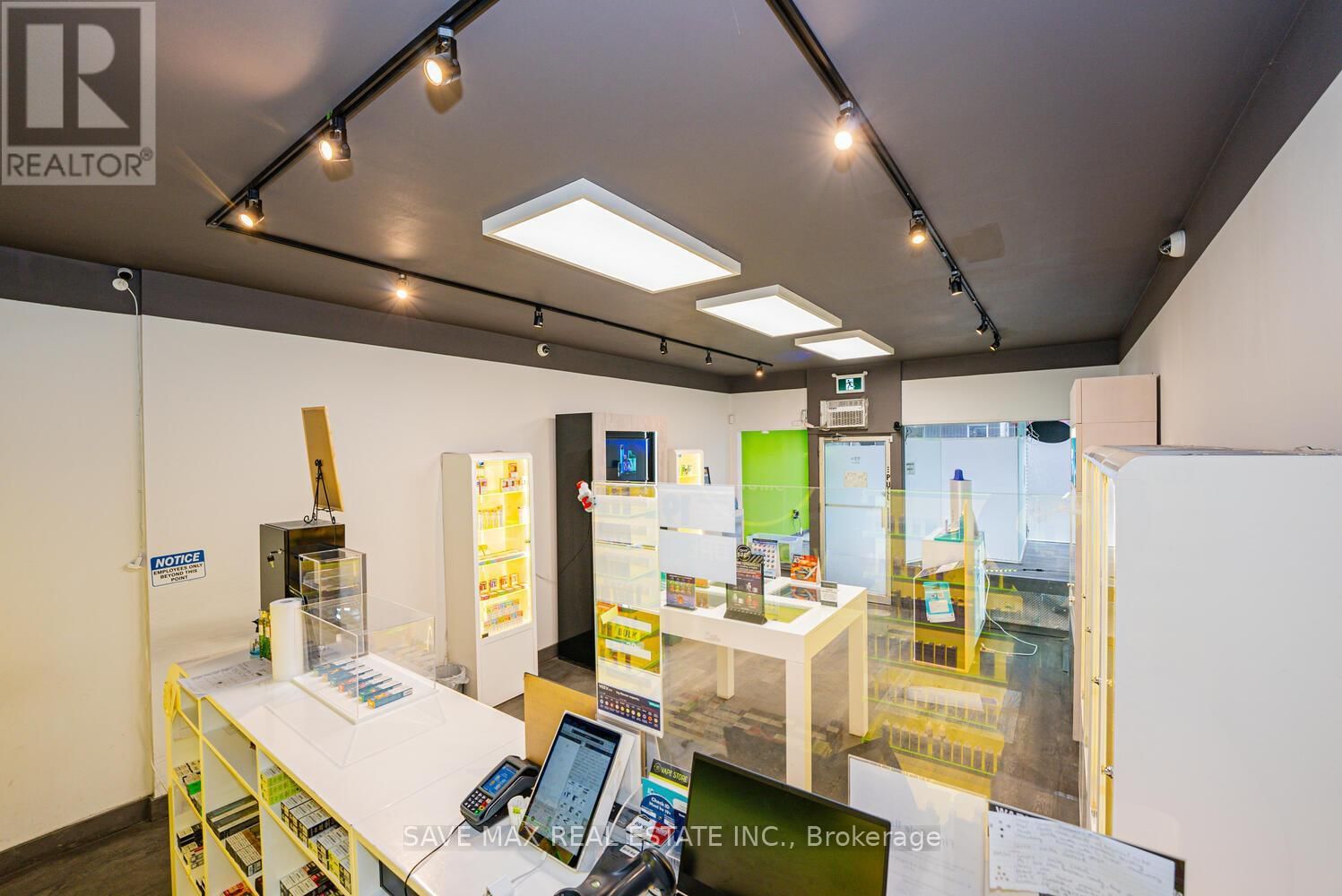 886 BLOOR STREET WEST Image 15