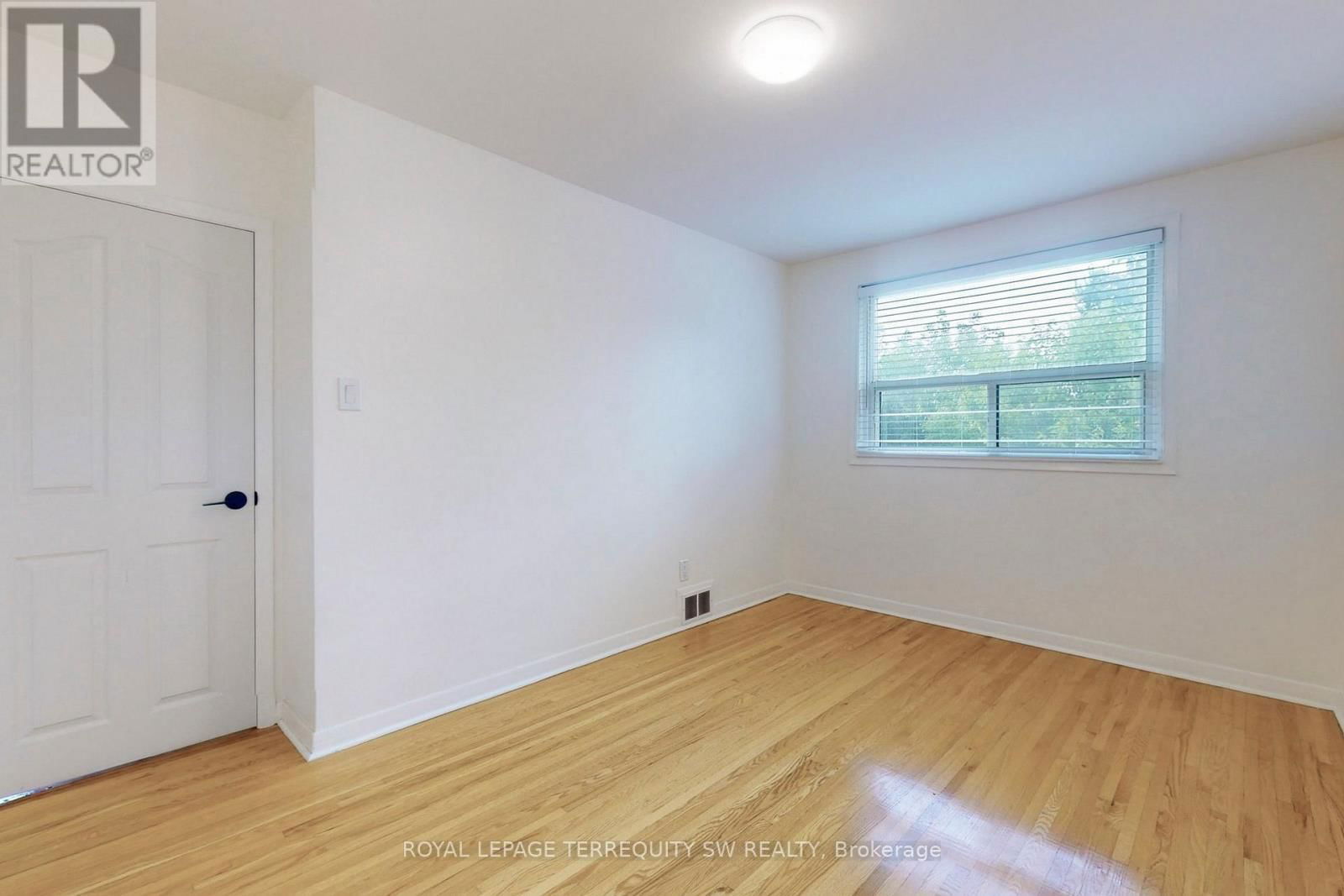 Upper - 17 WOODENHILL COURT Image 10