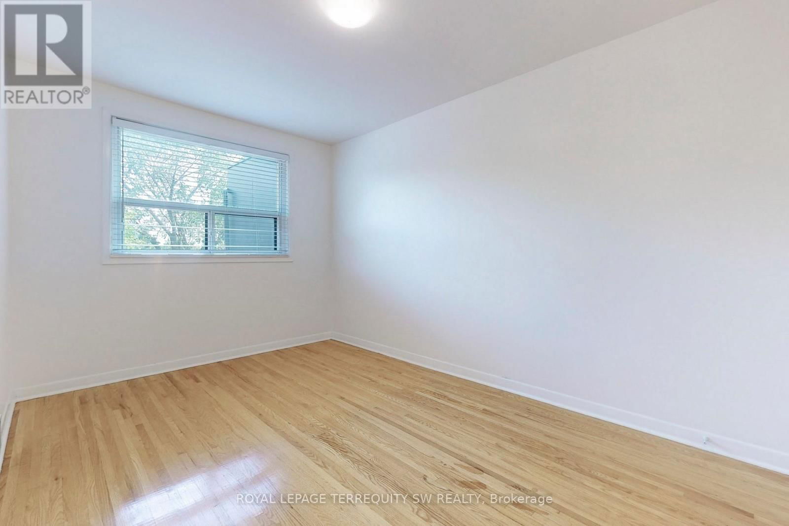 Upper - 17 WOODENHILL COURT Image 11