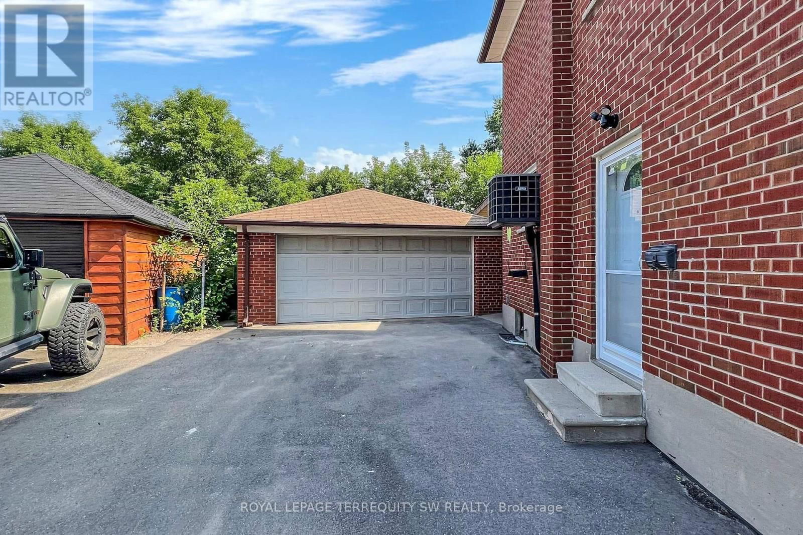 Upper - 17 WOODENHILL COURT Image 12