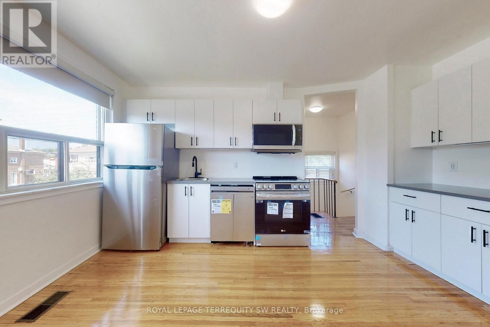 Upper - 17 WOODENHILL COURT Image 3