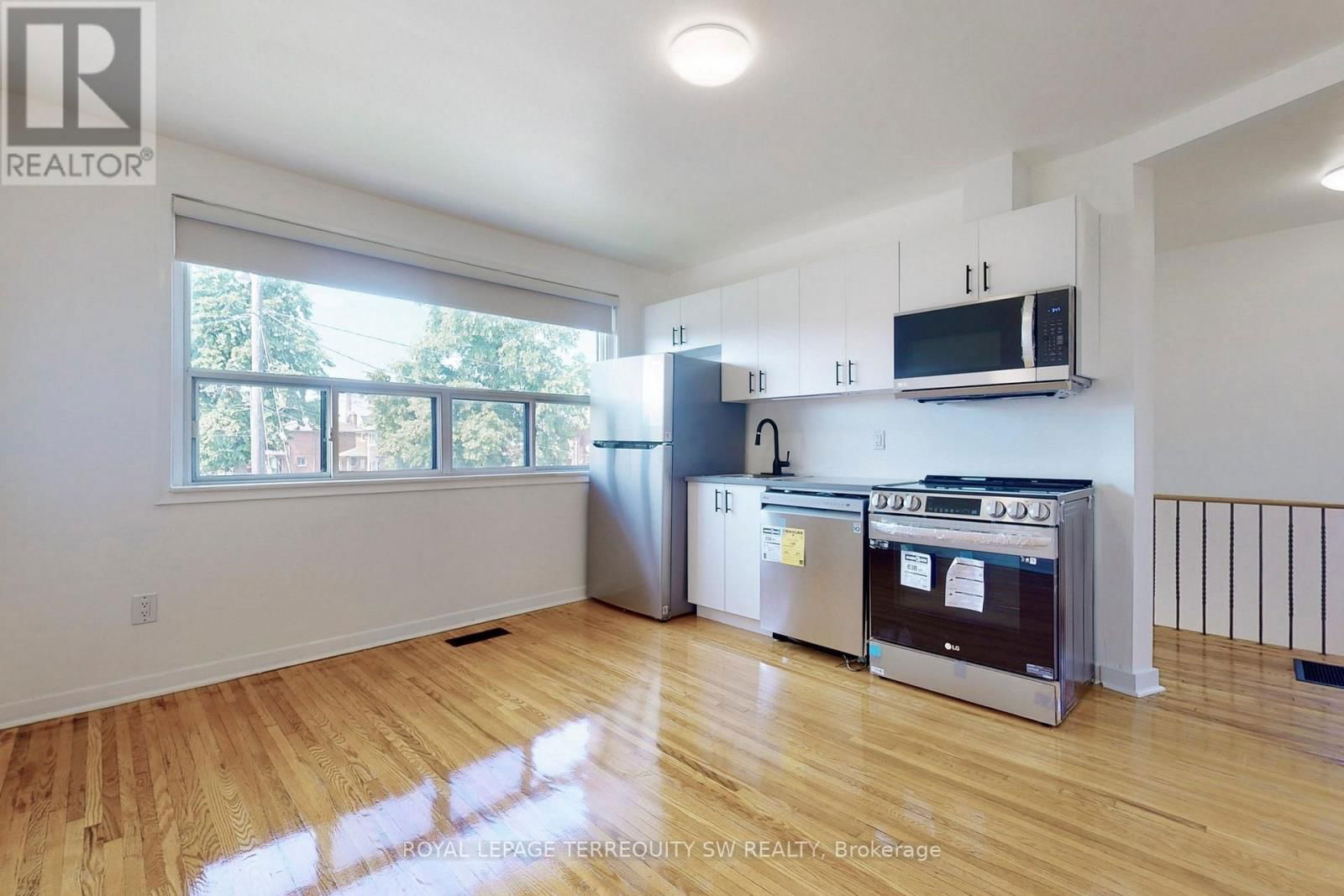 Upper - 17 WOODENHILL COURT Image 4