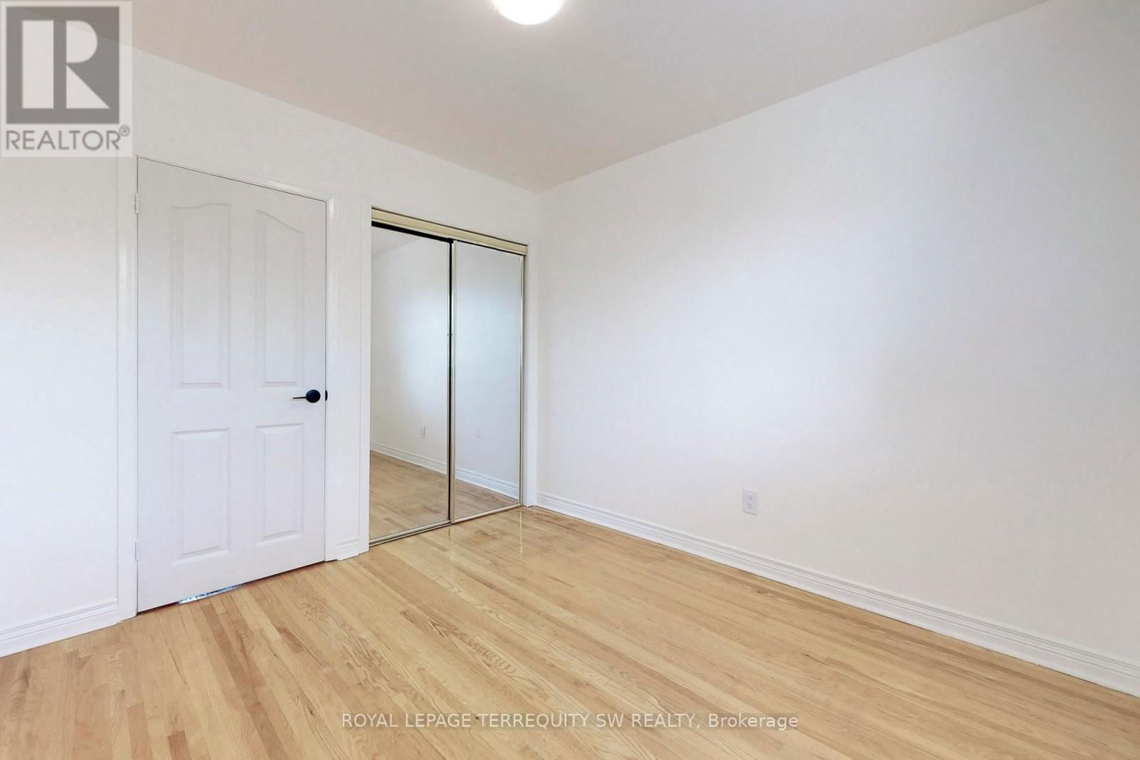 Upper - 17 WOODENHILL COURT Image 7