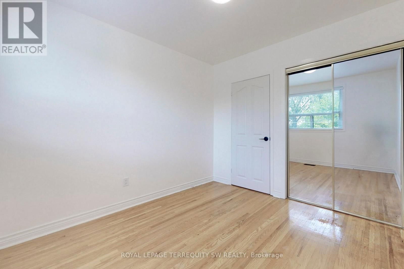 Upper - 17 WOODENHILL COURT Image 8