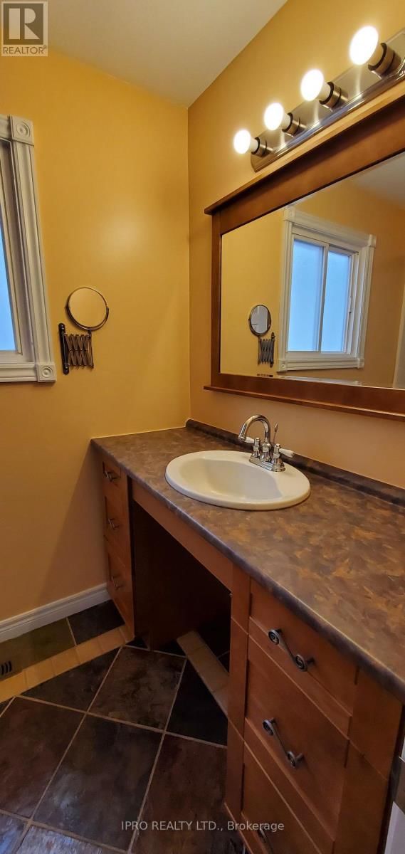 12 SIMMONS BOULEVARD Image 27