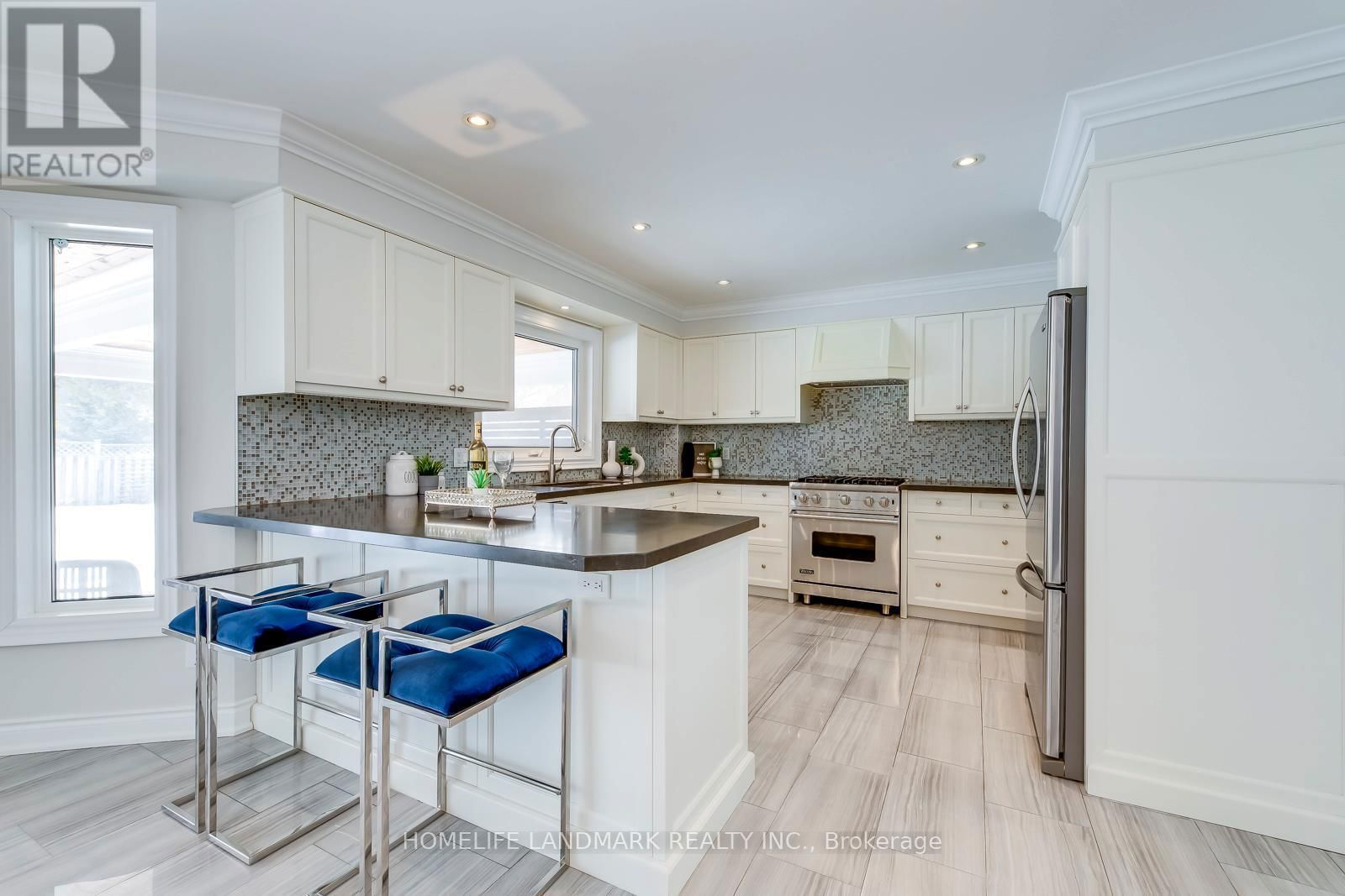 503 BLENHEIM CRESCENT Image 11